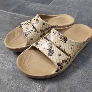 Rare Oofos OOAHH Limited Edition W 9 M 7 Slip On Sandals Comfort